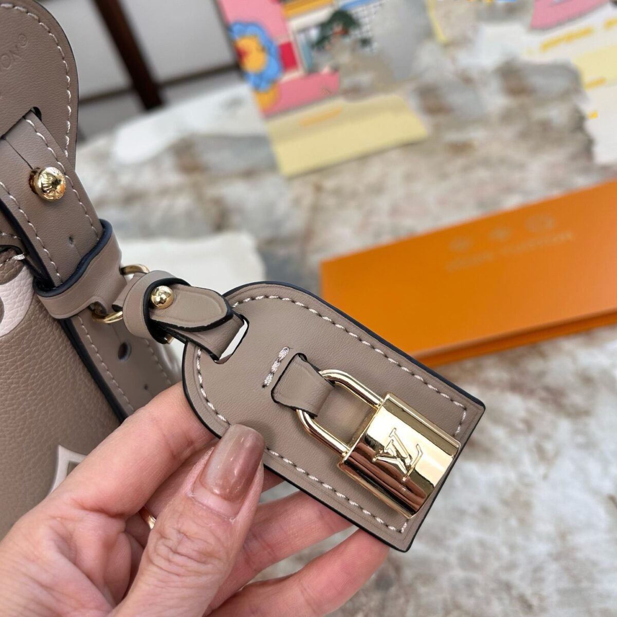 ⁦حقيبة دلو جديدة من LV منقوشة⁩ - الصورة ⁦7⁩