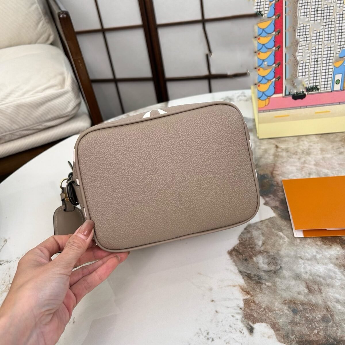 ⁦حقيبة دلو جديدة من LV منقوشة⁩ - الصورة ⁦6⁩