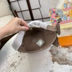 ⁦حقيبة دلو جديدة من LV منقوشة⁩ - الصورة ⁦3⁩