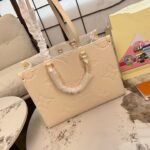 ⁦حقيبة لويس فويتون ٣٥*٢٧ سم⁩ - الصورة ⁦2⁩