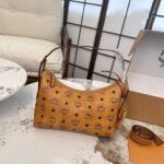 حقيبة كرواسون من MCM