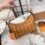 ⁦حقيبة كرواسون من MCM⁩ - الصورة ⁦2⁩