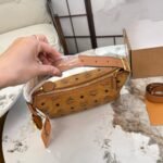 ⁦حقيبة كرواسون من MCM⁩ - الصورة ⁦5⁩