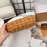 ⁦حقيبة كرواسون من MCM⁩ - الصورة ⁦6⁩