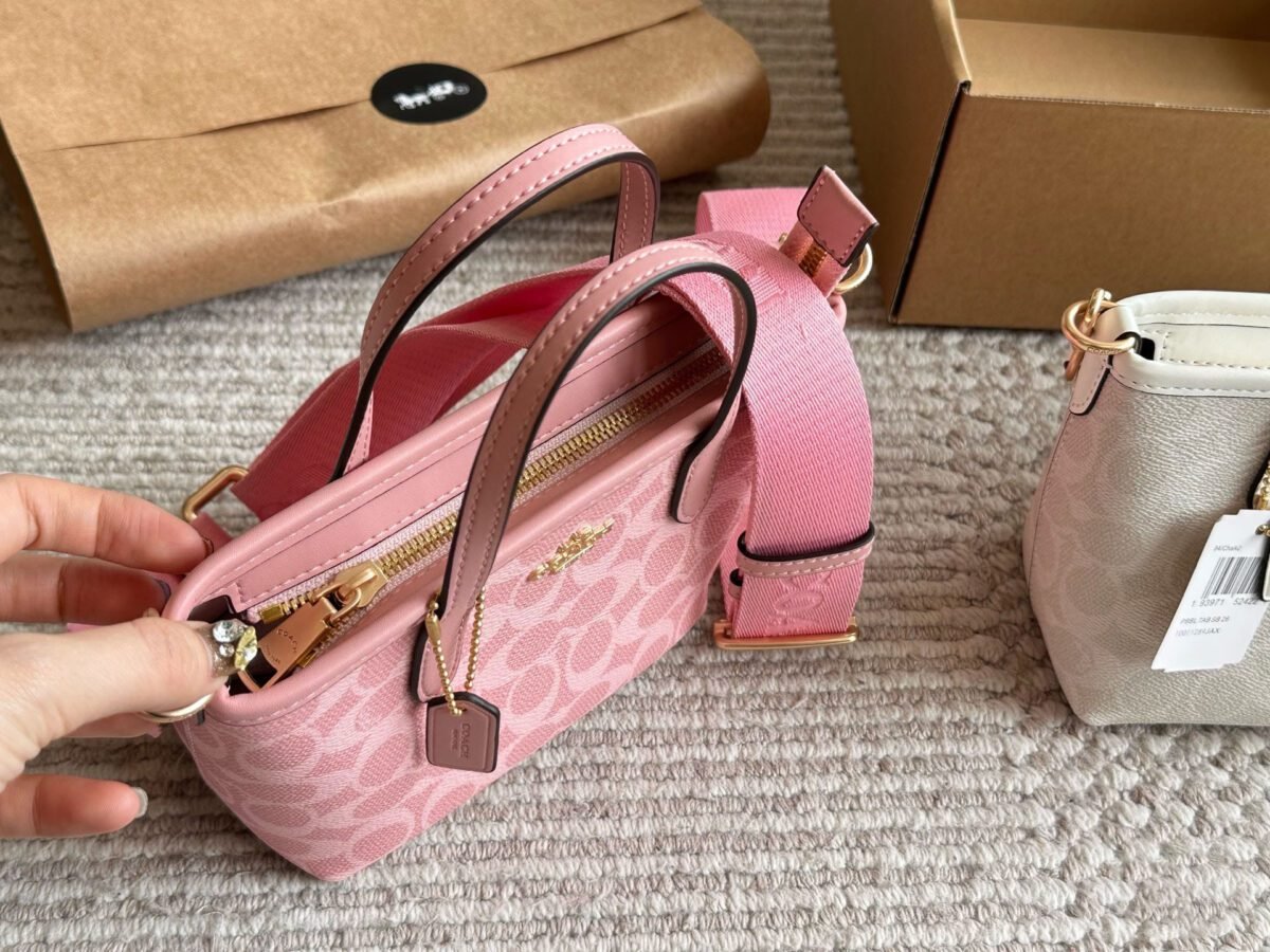 ⁦حقيبة كوتش سيتي الصغيرة⁩ - الصورة ⁦6⁩