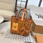 حقيبة MCM صغيرة مع قلادة على شكل جرو