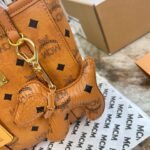 ⁦حقيبة MCM صغيرة مع قلادة على شكل جرو⁩ - الصورة ⁦7⁩