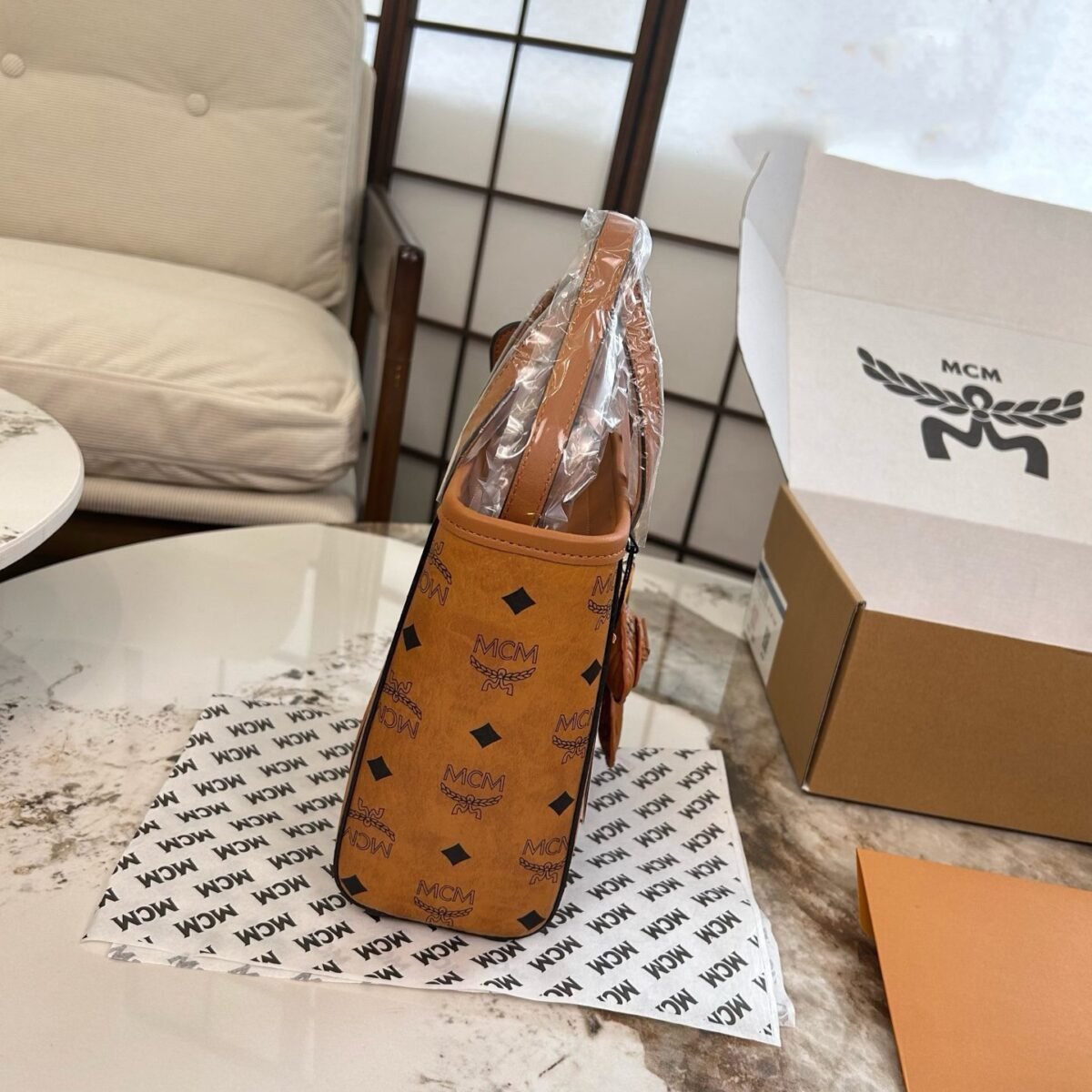 ⁦حقيبة MCM صغيرة مع قلادة على شكل جرو⁩ - الصورة ⁦8⁩