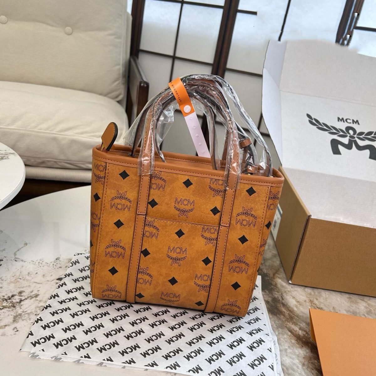 ⁦حقيبة MCM صغيرة مع قلادة على شكل جرو⁩ - الصورة ⁦3⁩