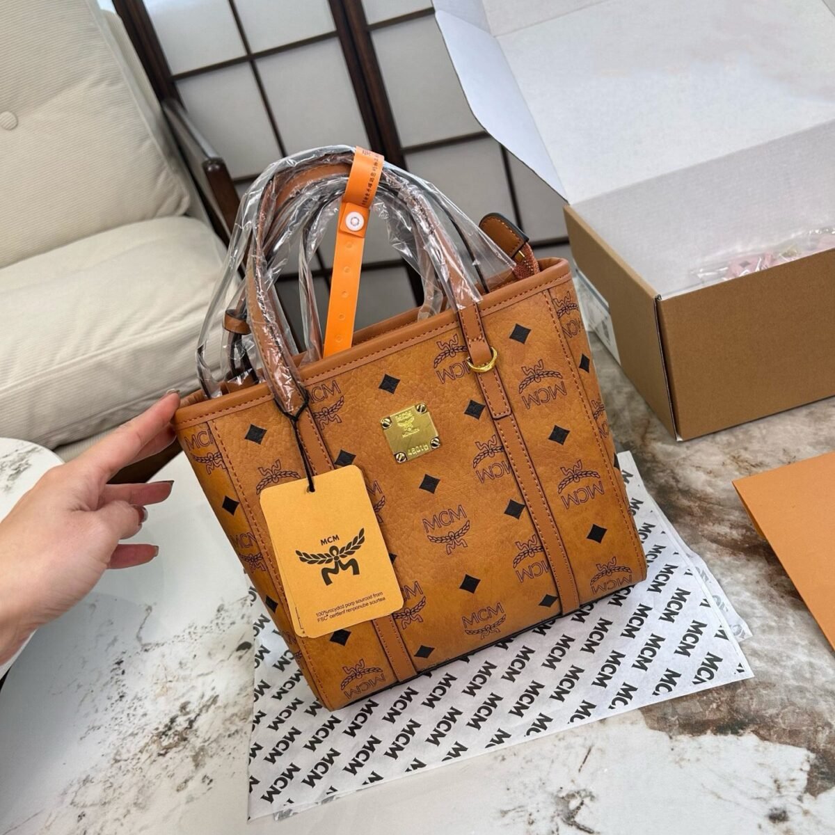 ⁦حقيبة MCM صغيرة مع قلادة على شكل جرو⁩ - الصورة ⁦2⁩