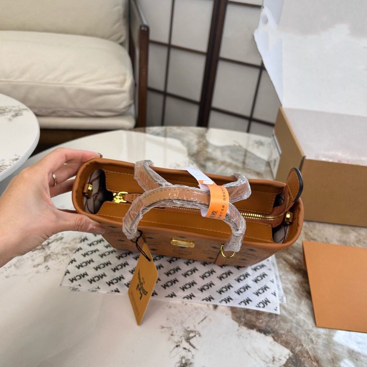 ⁦حقيبة MCM صغيرة مع قلادة على شكل جرو⁩ - الصورة ⁦5⁩