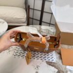 ⁦حقيبة MCM صغيرة مع قلادة على شكل جرو⁩ - الصورة ⁦5⁩