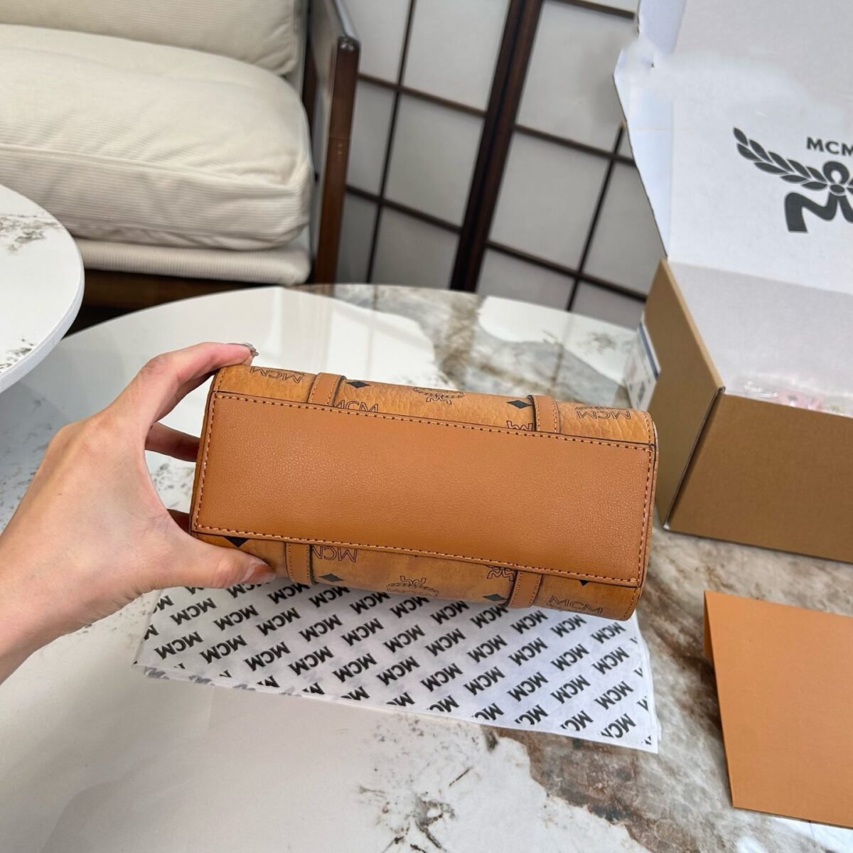 ⁦حقيبة MCM صغيرة مع قلادة على شكل جرو⁩ - الصورة ⁦6⁩