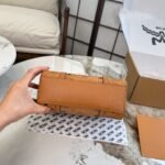 ⁦حقيبة MCM صغيرة مع قلادة على شكل جرو⁩ - الصورة ⁦6⁩