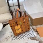 ⁦حقيبة MCM صغيرة مع قلادة على شكل جرو⁩ - الصورة ⁦9⁩