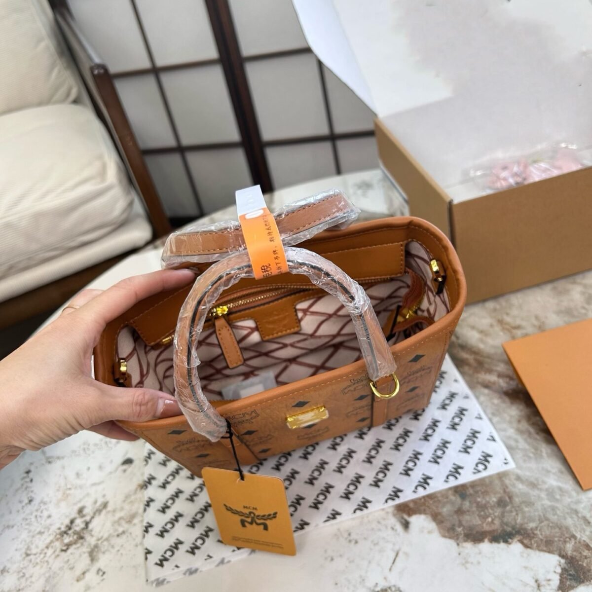 ⁦حقيبة MCM صغيرة مع قلادة على شكل جرو⁩ - الصورة ⁦4⁩