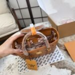 ⁦حقيبة MCM صغيرة مع قلادة على شكل جرو⁩ - الصورة ⁦4⁩