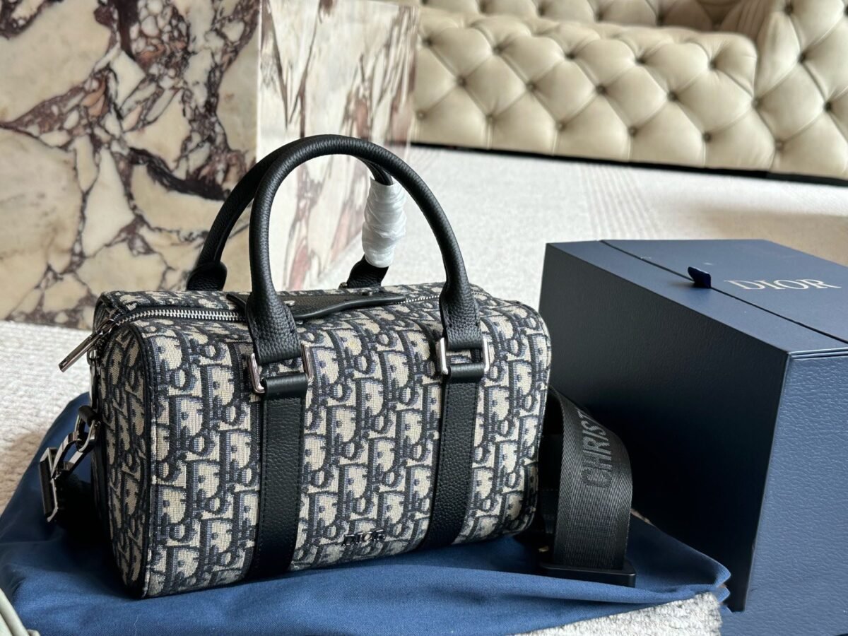 ⁦حقيبة ديور الرجالية التي تُظهر ذوقًا استثنائيًا⁩ - الصورة ⁦1⁩