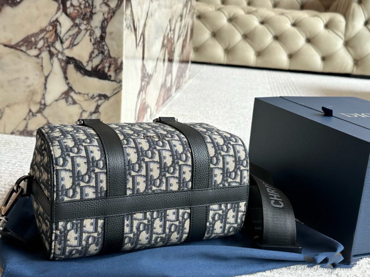 ⁦حقيبة ديور الرجالية التي تُظهر ذوقًا استثنائيًا⁩ - الصورة ⁦8⁩