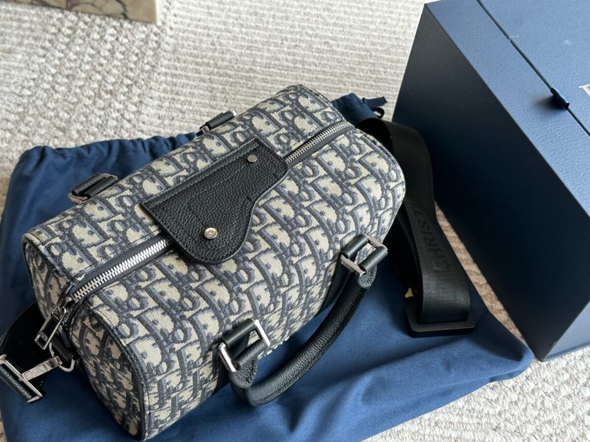 ⁦حقيبة ديور الرجالية التي تُظهر ذوقًا استثنائيًا⁩ - الصورة ⁦3⁩