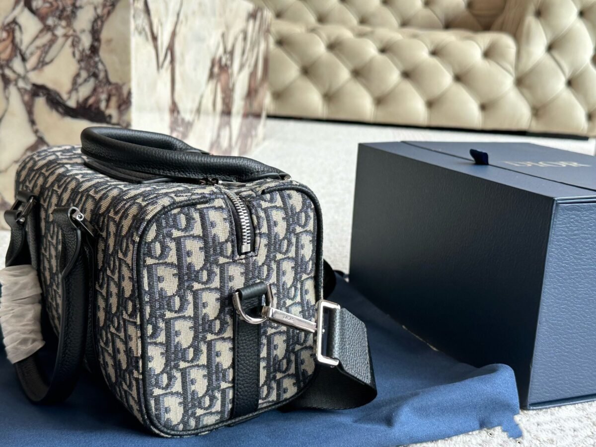 ⁦حقيبة ديور الرجالية التي تُظهر ذوقًا استثنائيًا⁩ - الصورة ⁦6⁩