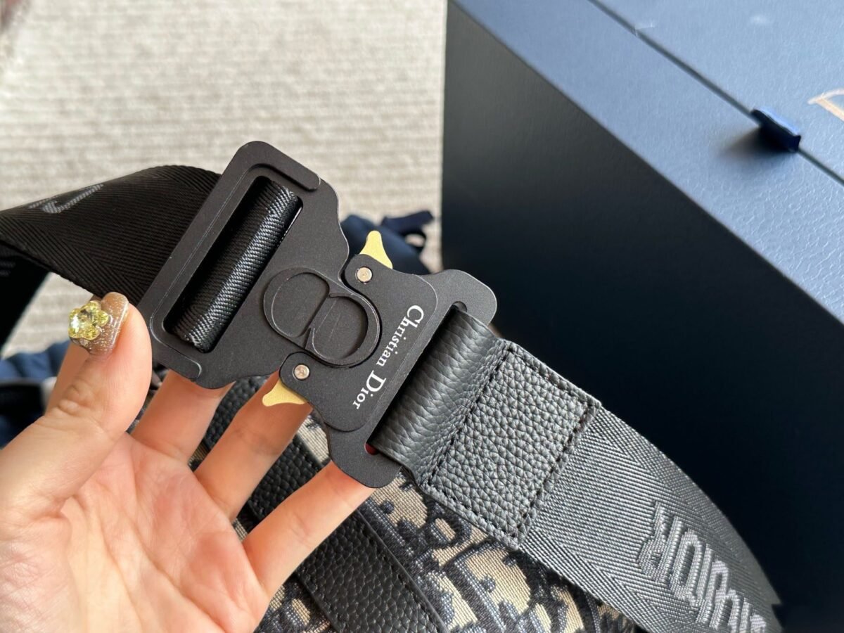 ⁦حقيبة ديور الرجالية التي تُظهر ذوقًا استثنائيًا⁩ - الصورة ⁦9⁩