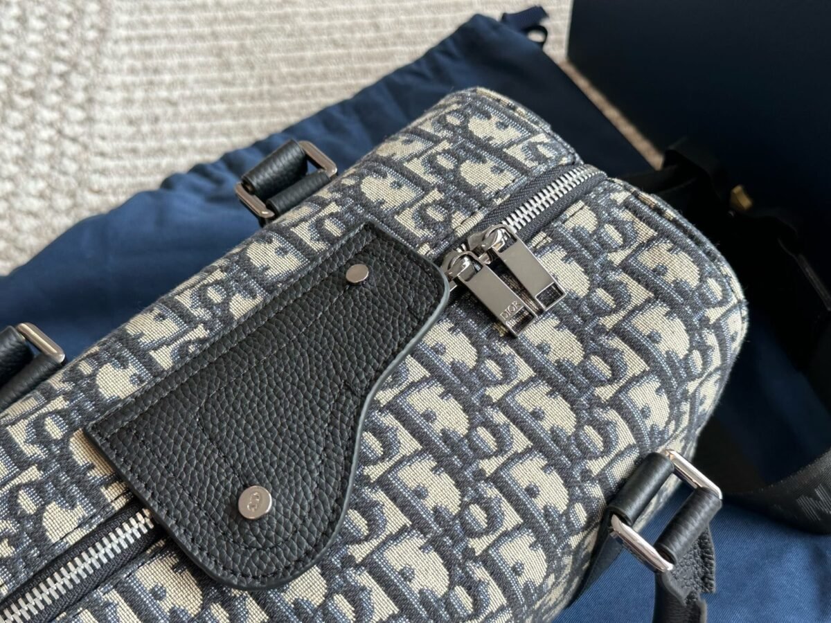 ⁦حقيبة ديور الرجالية التي تُظهر ذوقًا استثنائيًا⁩ - الصورة ⁦4⁩