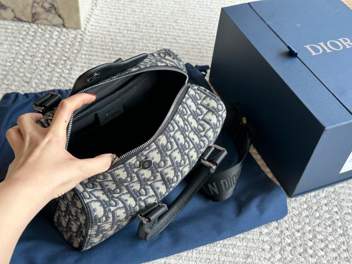 ⁦حقيبة ديور الرجالية التي تُظهر ذوقًا استثنائيًا⁩ - الصورة ⁦5⁩