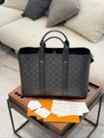 ⁦حقيبة عمل رجالية من لويس فيتون (LV)⁩ - الصورة ⁦9⁩