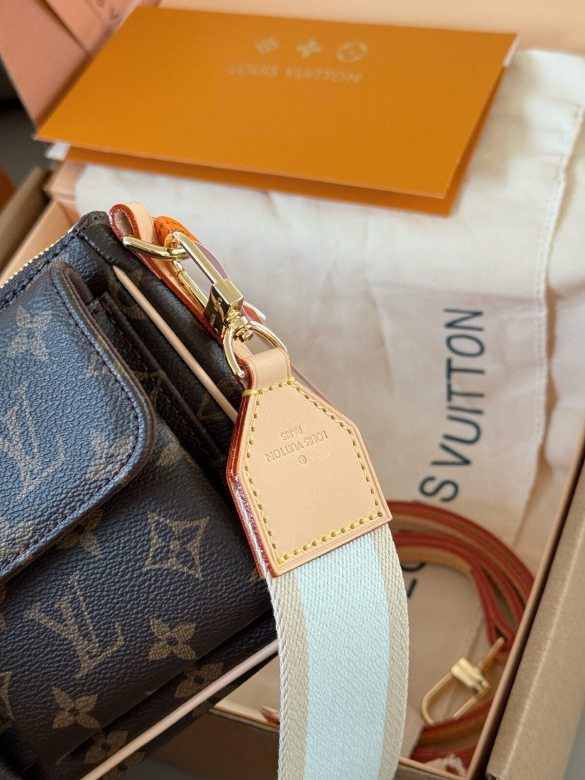 ⁦حقيبة لويس فيتون الجديدة المونوغرامية باللون الجملي⁩ - الصورة ⁦3⁩