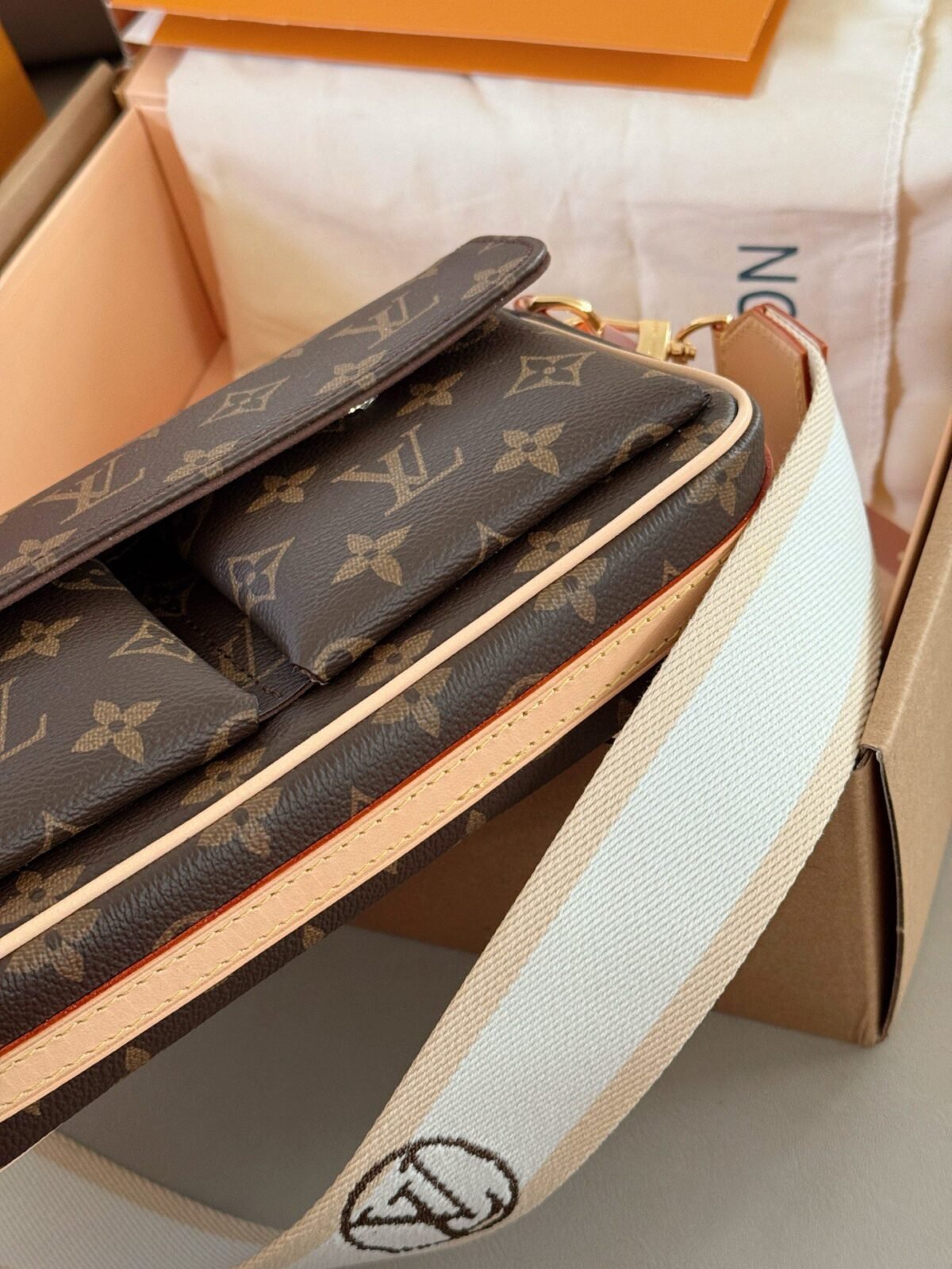 ⁦حقيبة لويس فيتون الجديدة المونوغرامية باللون الجملي⁩ - الصورة ⁦8⁩