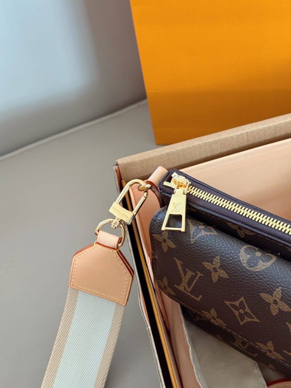 ⁦حقيبة لويس فيتون الجديدة المونوغرامية باللون الجملي⁩ - الصورة ⁦4⁩