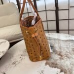 ⁦حقيبة تسوق للأمهات من MCM⁩ - الصورة ⁦4⁩