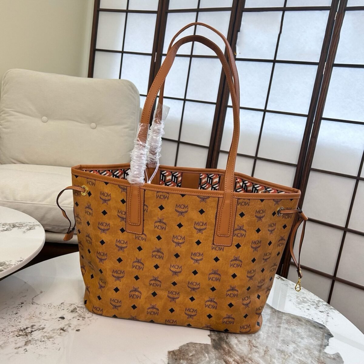 ⁦حقيبة تسوق للأمهات من MCM⁩ - الصورة ⁦2⁩