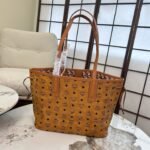 ⁦حقيبة تسوق للأمهات من MCM⁩ - الصورة ⁦2⁩