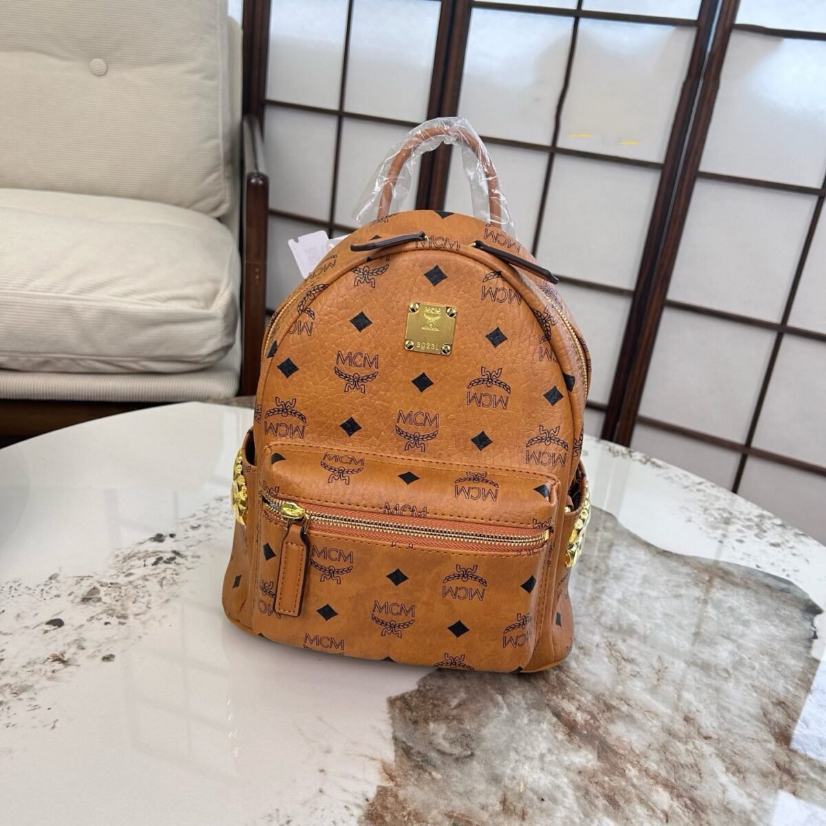 ⁦حقيبة ظهر MCM ذات المسامير الجانبية⁩ - الصورة ⁦1⁩