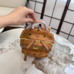 ⁦حقيبة ظهر MCM ذات المسامير الجانبية⁩ - الصورة ⁦7⁩