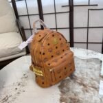 ⁦حقيبة ظهر MCM ذات المسامير الجانبية⁩ - الصورة ⁦2⁩