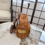 ⁦حقيبة ظهر MCM ذات المسامير الجانبية⁩ - الصورة ⁦3⁩
