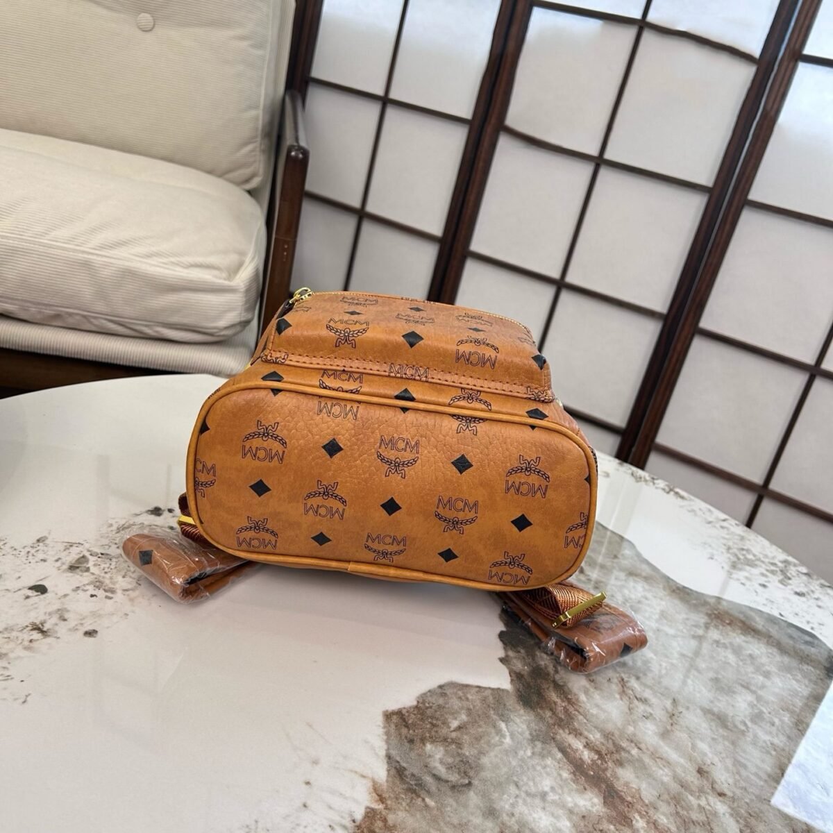 ⁦حقيبة ظهر MCM ذات المسامير الجانبية⁩ - الصورة ⁦6⁩