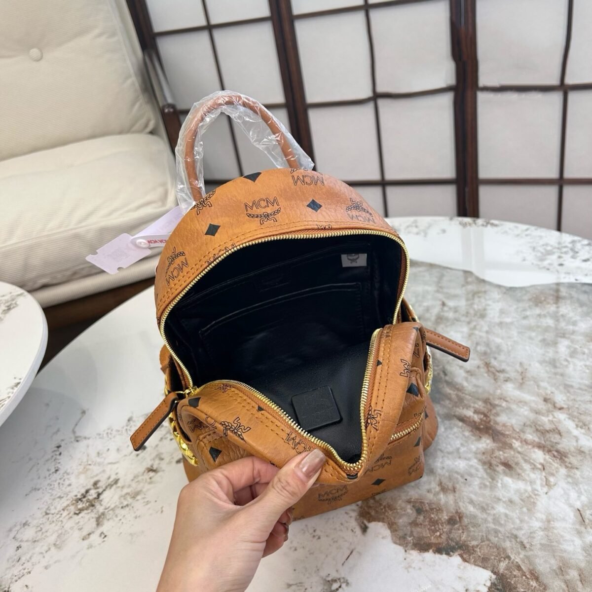 ⁦حقيبة ظهر MCM ذات المسامير الجانبية⁩ - الصورة ⁦4⁩