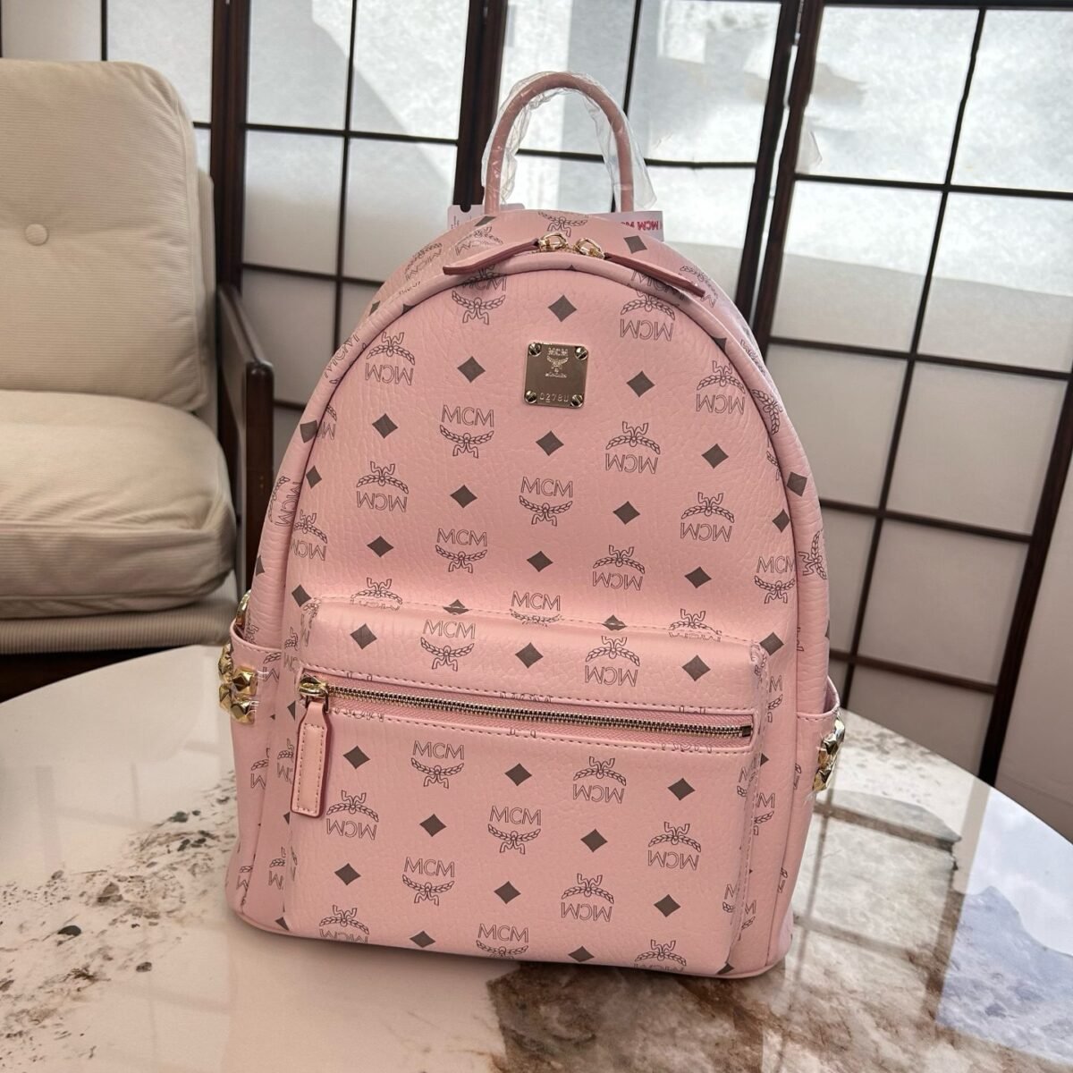 ⁦حقيبة ظهر MCM ذات المسامير الجانبية، 30*37 سم⁩ - الصورة ⁦1⁩