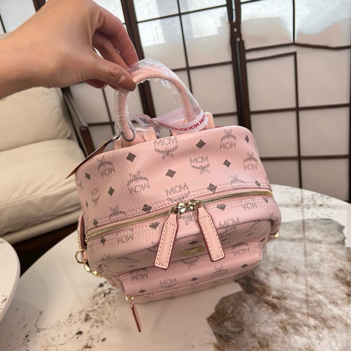 ⁦حقيبة ظهر MCM ذات المسامير الجانبية، 30*37 سم⁩ - الصورة ⁦5⁩