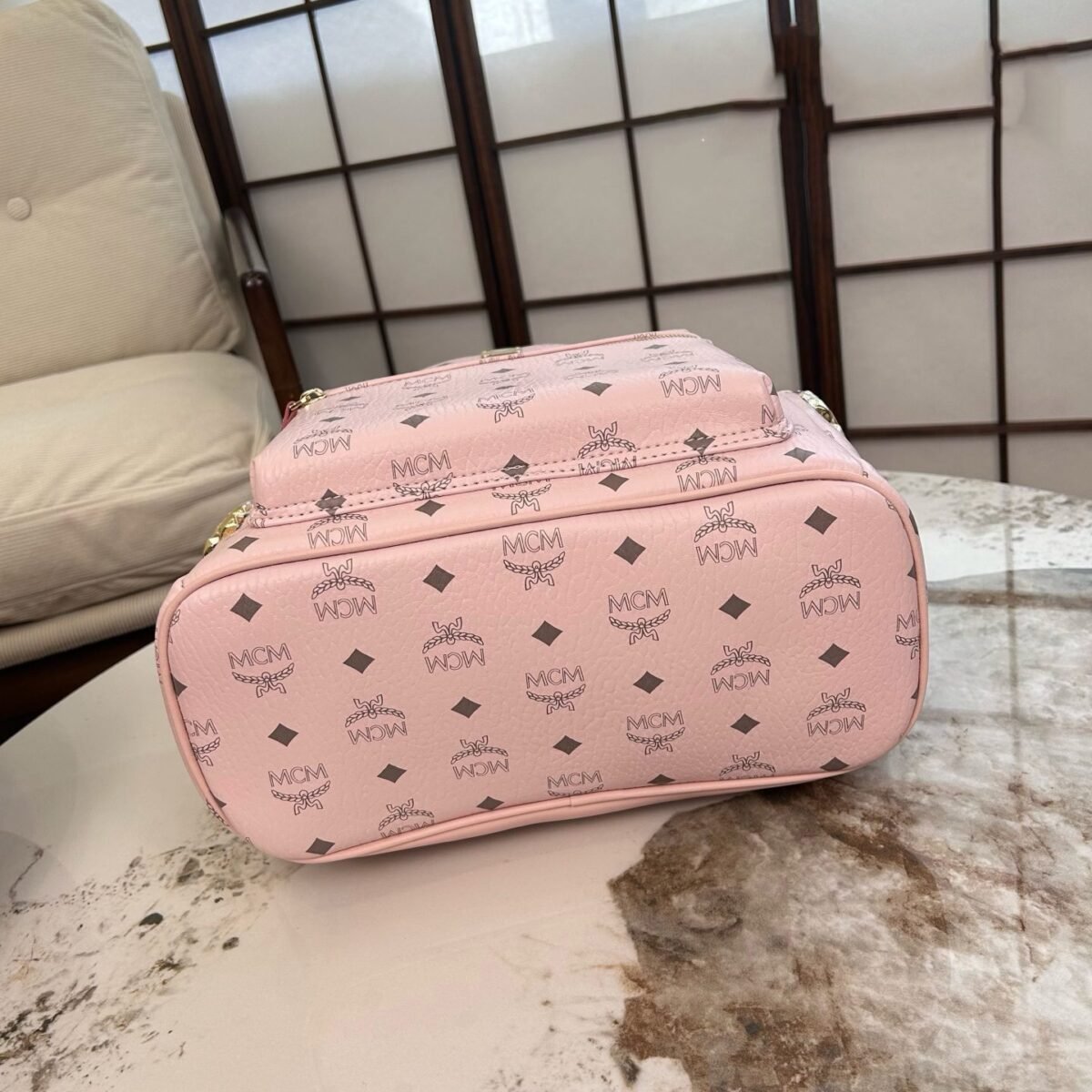 ⁦حقيبة ظهر MCM ذات المسامير الجانبية، 30*37 سم⁩ - الصورة ⁦6⁩