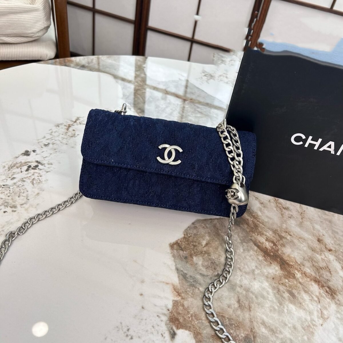 ⁦حقيبة شانيل كاميليا بسلسلة⁩ - الصورة ⁦1⁩