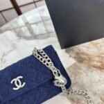 ⁦حقيبة شانيل كاميليا بسلسلة⁩ - الصورة ⁦8⁩