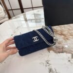 ⁦حقيبة شانيل كاميليا بسلسلة⁩ - الصورة ⁦3⁩