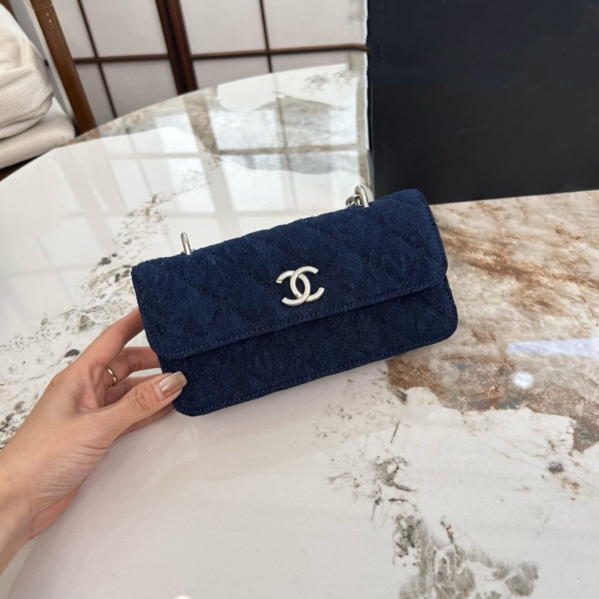 ⁦حقيبة شانيل كاميليا بسلسلة⁩ - الصورة ⁦2⁩