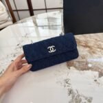 ⁦حقيبة شانيل كاميليا بسلسلة⁩ - الصورة ⁦2⁩