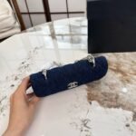 ⁦حقيبة شانيل كاميليا بسلسلة⁩ - الصورة ⁦4⁩